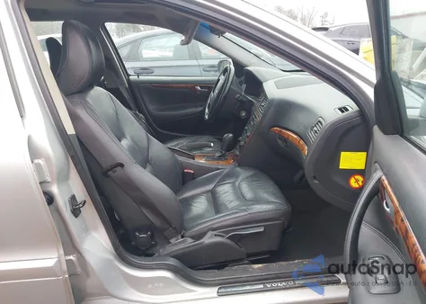 2005 Volvo V70 2.4 из США, поврежденный, VIN YV1SW612852477257